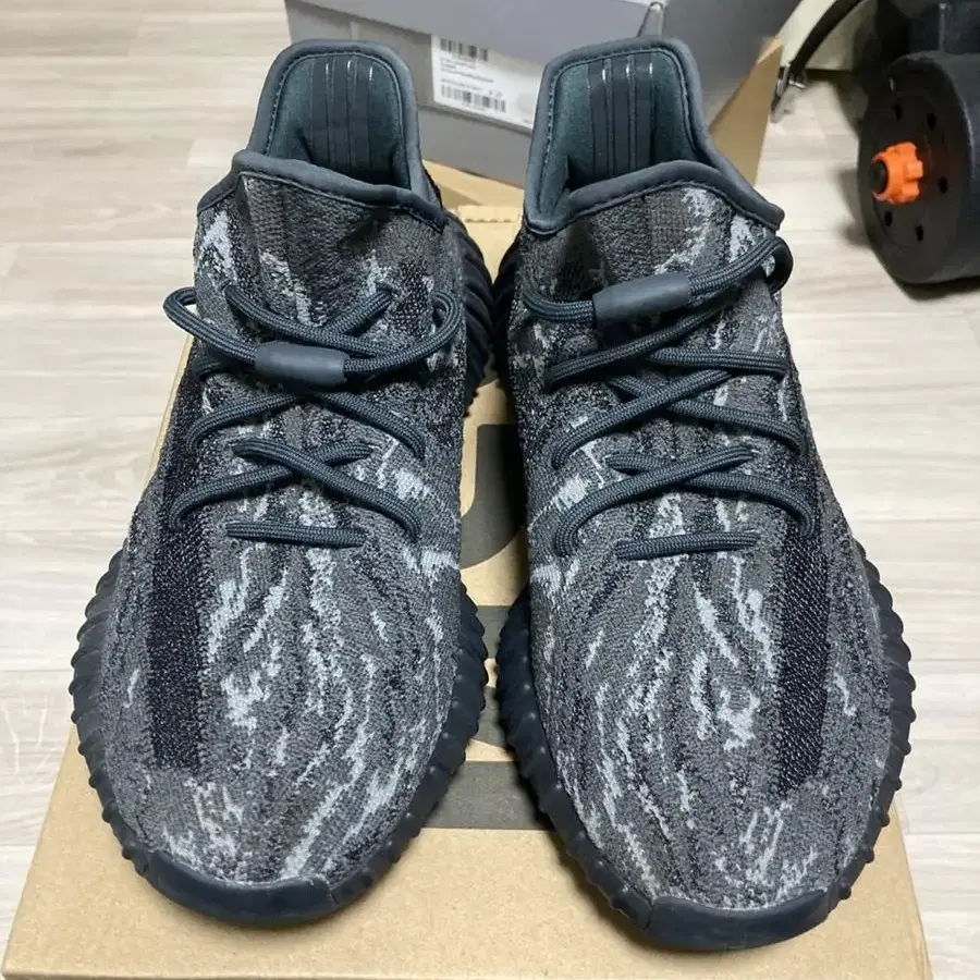 이지부스트 350v2 MX DARKSALT