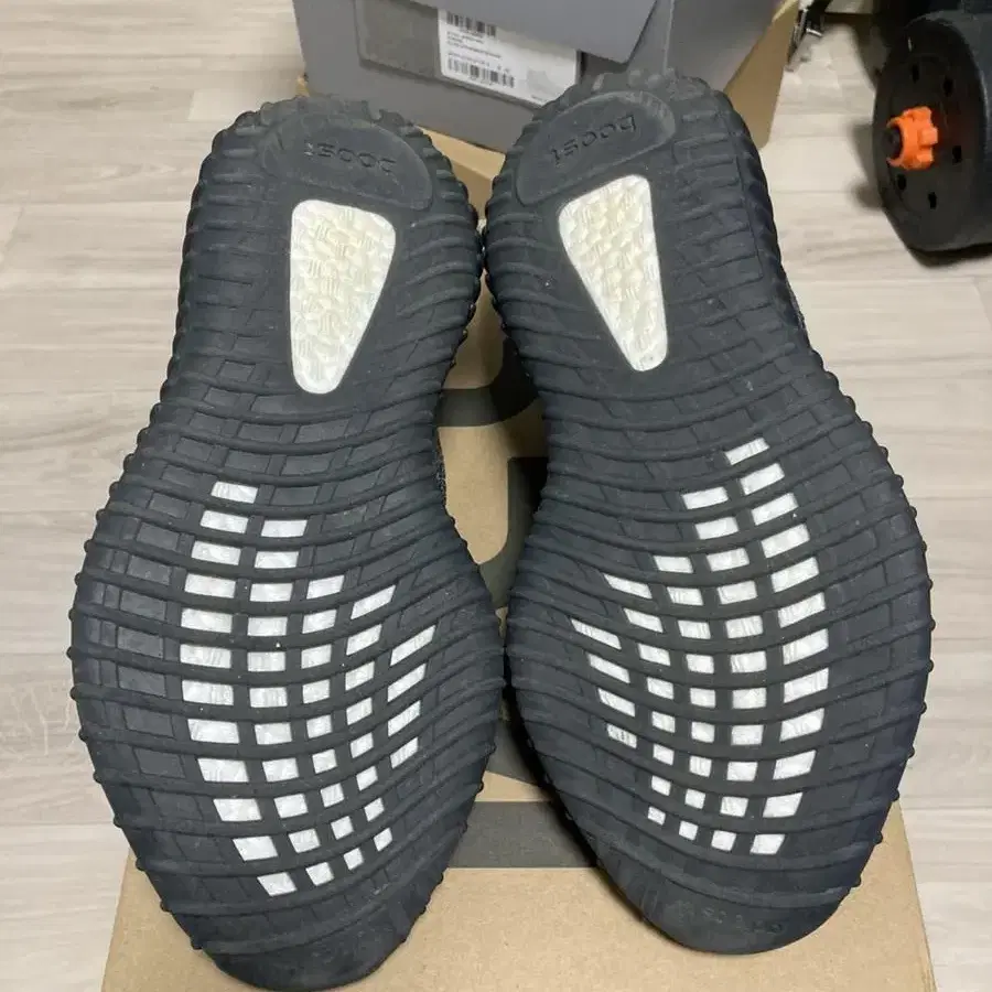 이지부스트 350v2 MX DARKSALT