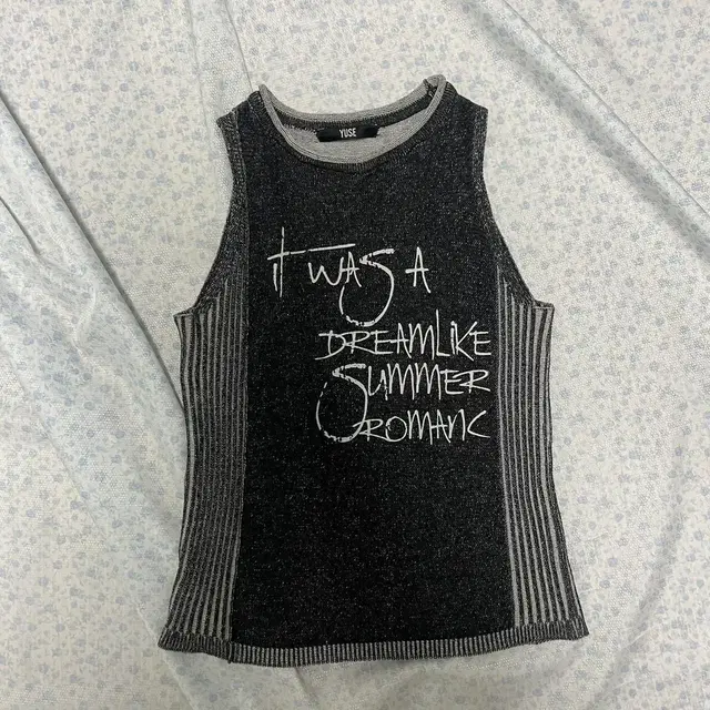 유즈 yuse LETTERING SLEEVELESS KNIT