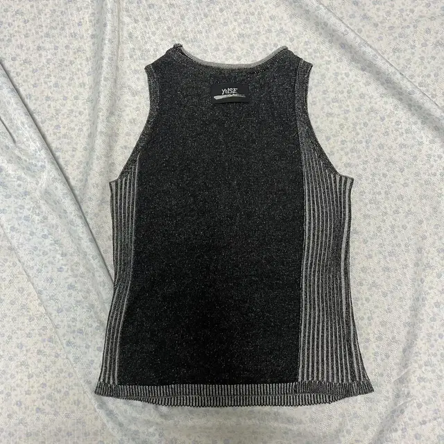 유즈 yuse LETTERING SLEEVELESS KNIT