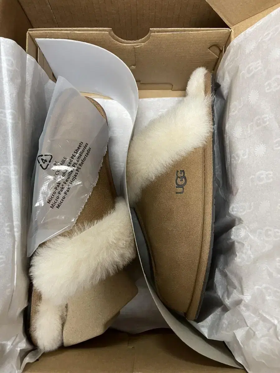 ugg 스커페트2 us7 240 새상품