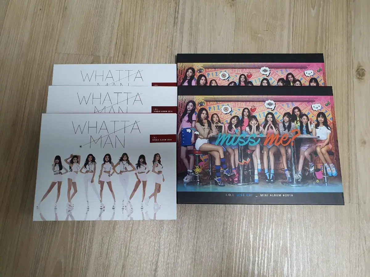 I.O.I, red velvet album photocard and merchandise.