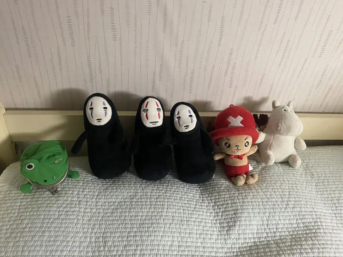 I'm selling a bulk of 4,000 won worth of doll keyrings.