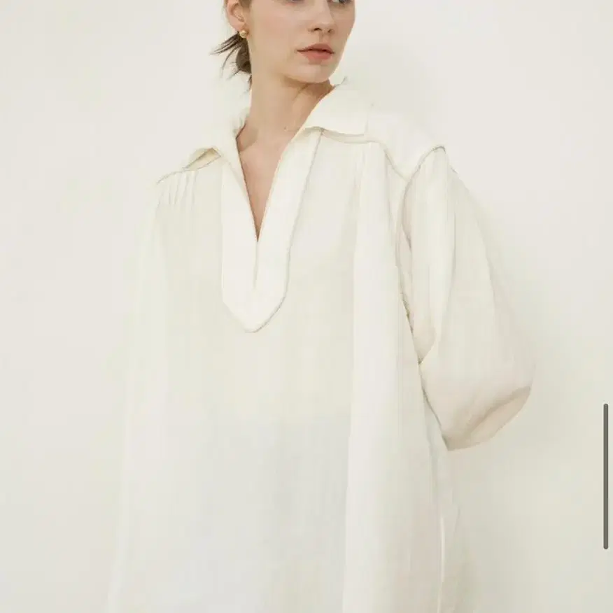 르셀로나 Over volume blouse (Off white) 구합니다