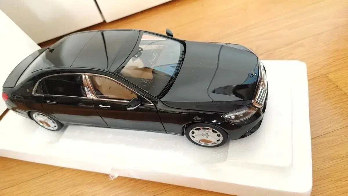 1:18 Die-cast Autoart Mercedes-Benz S-Class Old S600 Maybach