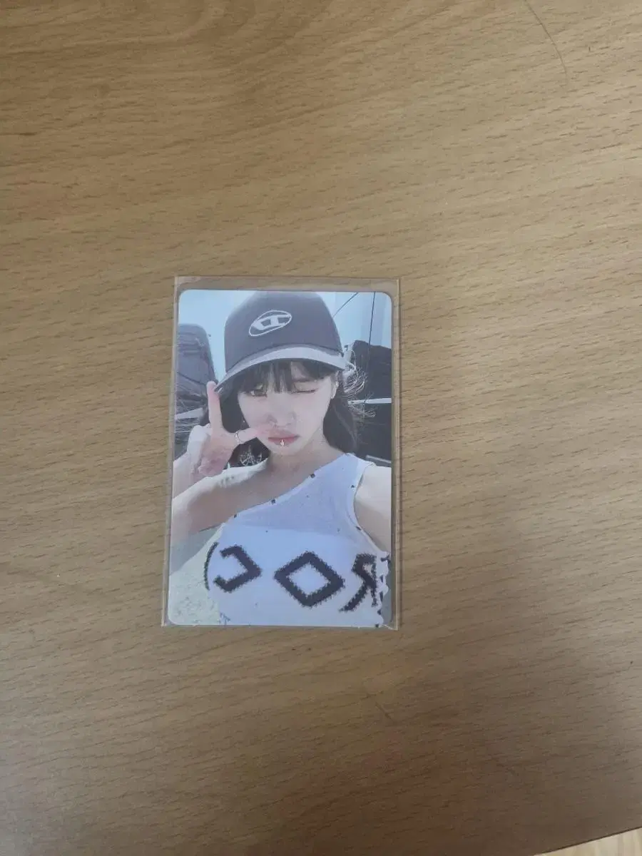 Antifragile kim chaewon sells photocards