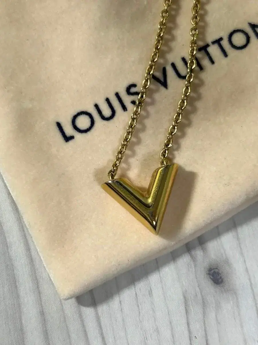 Shop Louis Vuitton V Essential v supple necklace (M63197, M00857