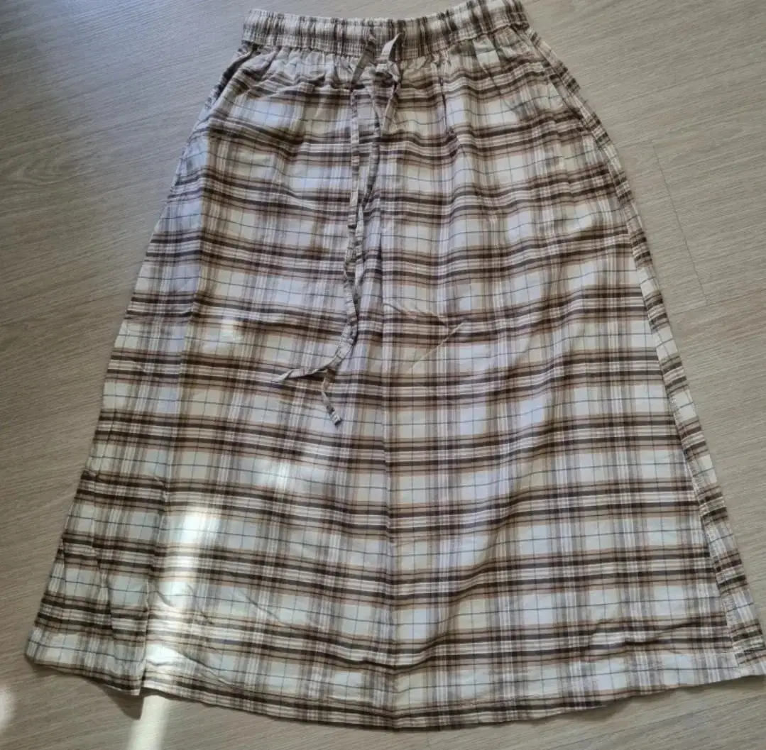 Han Yeoreum Cotton Banding Check Skirt (Unworn) Classy, pretty, and siwon