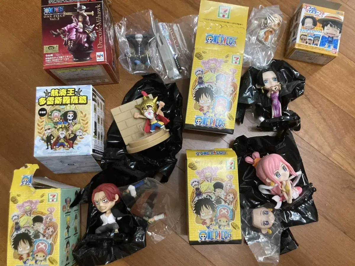 I sell ONEPIECE figures bulk 