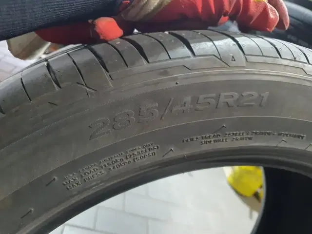 285/45R21 중고타이어 2본 판매