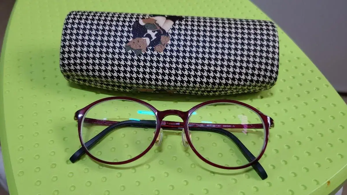 Burgundy wine-colored fashion eyeglass frames