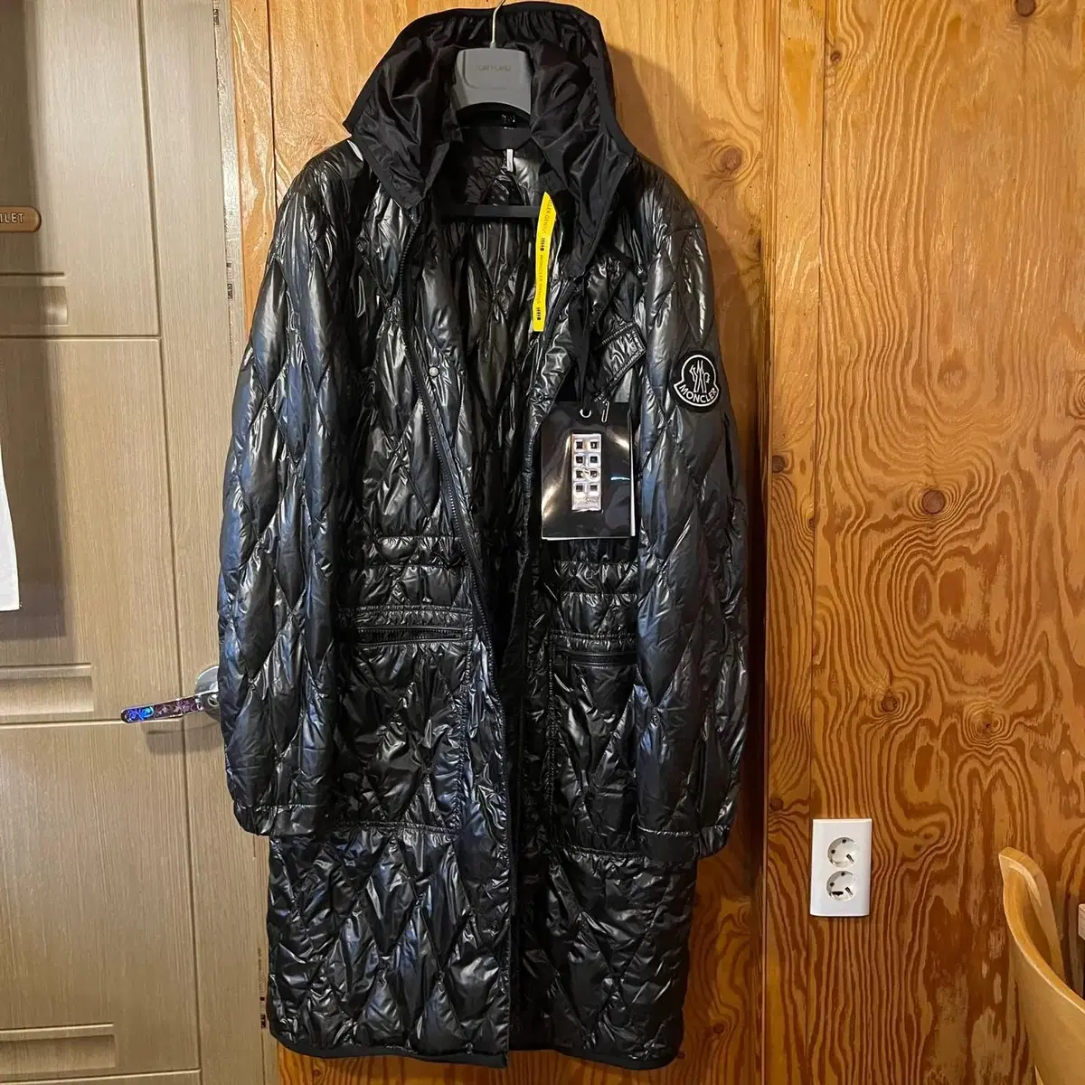 The Moncler Genius quilted (quilted) puffer coat sell.