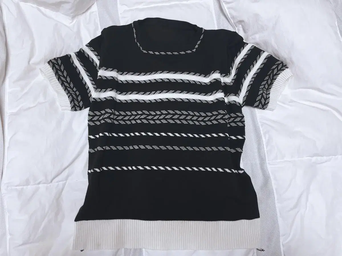 Striped vahn-sleeve knit