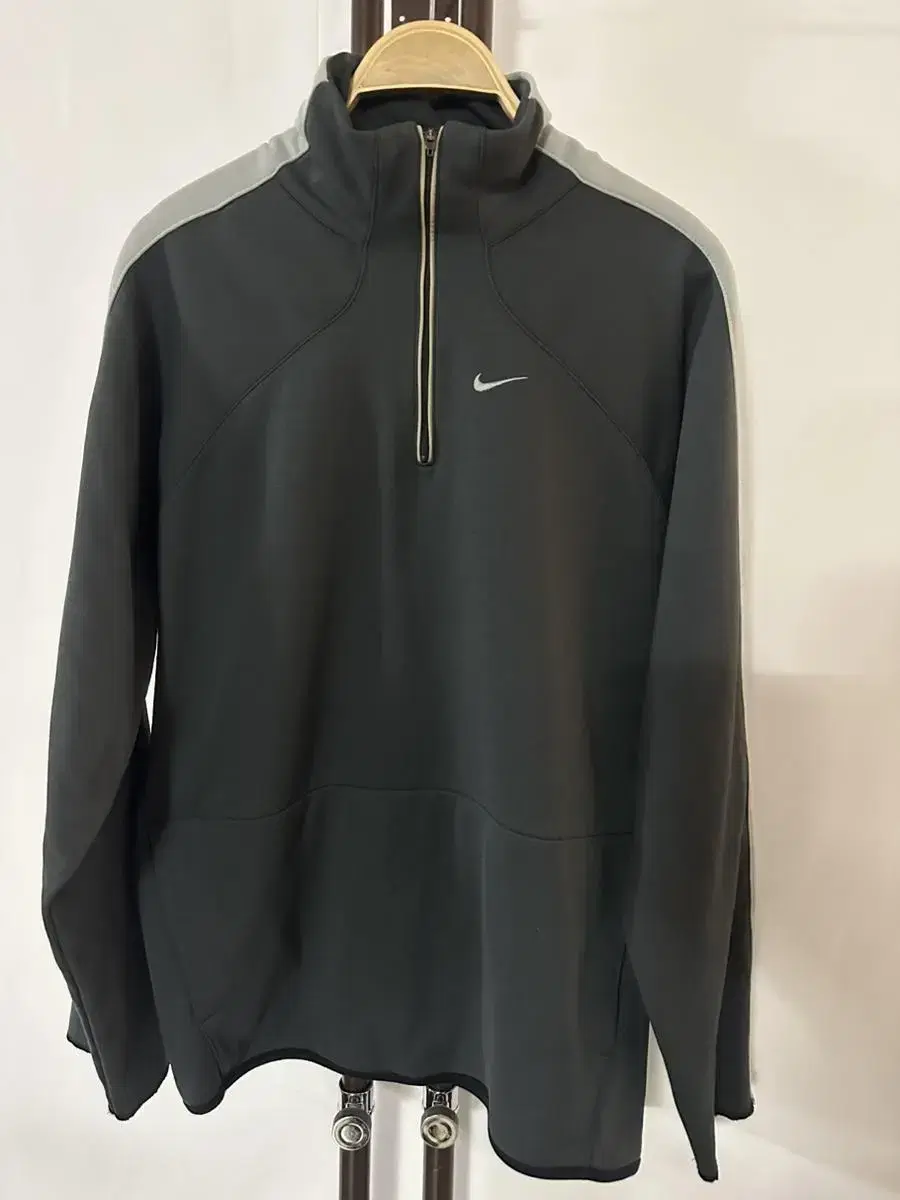 n144) NIKE Men's Dry Fit Long Sleeve M 95