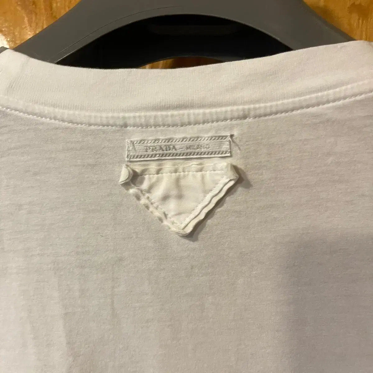 Prada back logo short sleeve t-shirt sell.