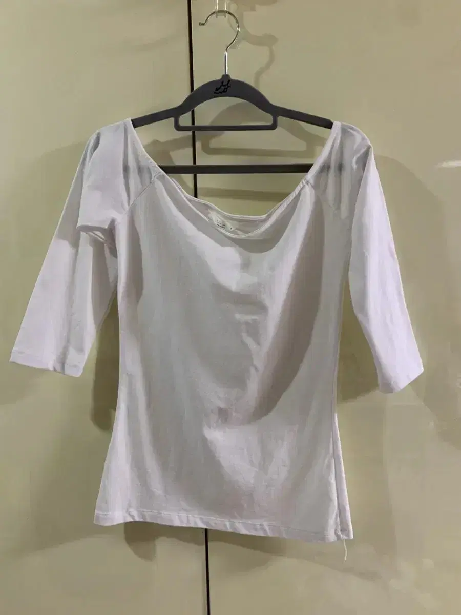 Off-the-shoulder T-shirt (white, black)