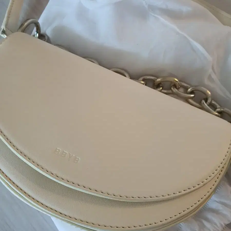 비비와이비(bbyb) Atti Saddle Cross Bag Cream