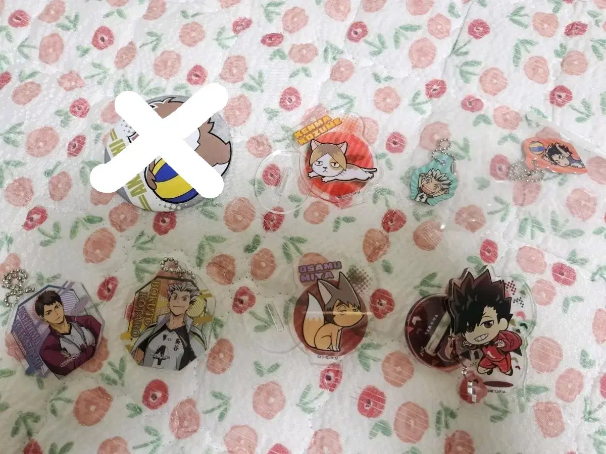 Sells Haikyuu acrylics, keyrings, and badges!