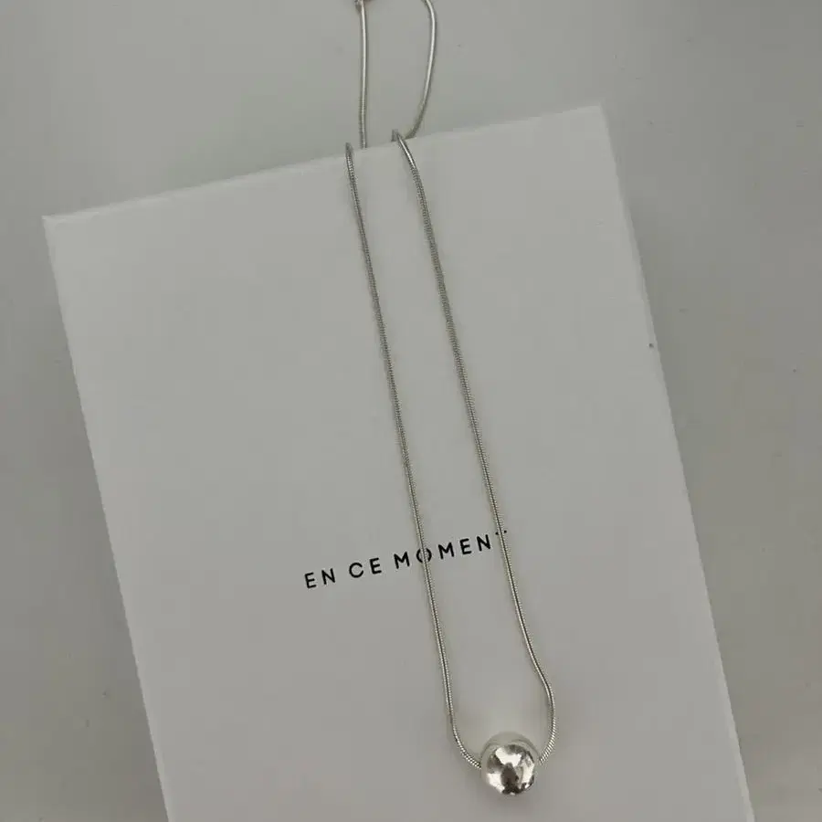 앙스모멍 실버 볼 목걸이 ball snake necklace