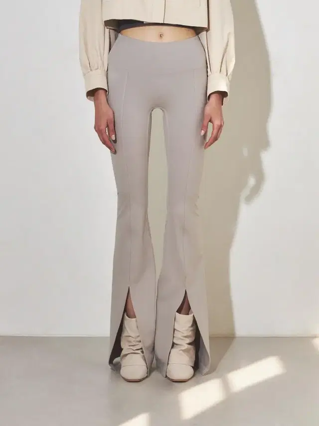 쓰리투에이티 SLIM BOOTCUT LEGGINGS (BEIGE)