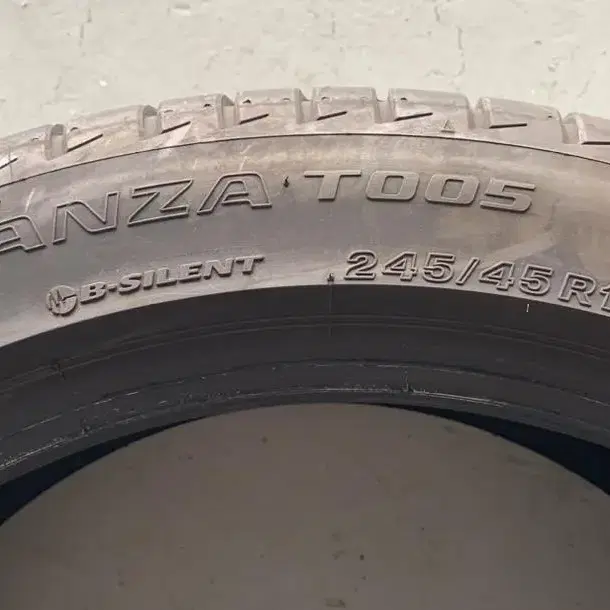 245/45R19 중고T 브리지스톤