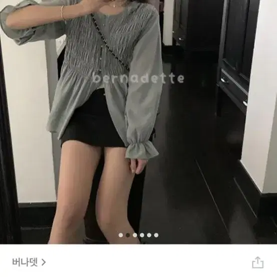 새상품 블라우스 유리아 셔링 포스터 퍼프 하객룩 더바넷 어베인