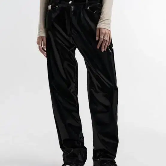 새상품) leey GLOSSY COATED PANTS BLACK s