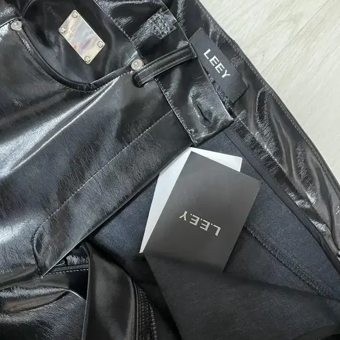 새상품) leey GLOSSY COATED PANTS BLACK s