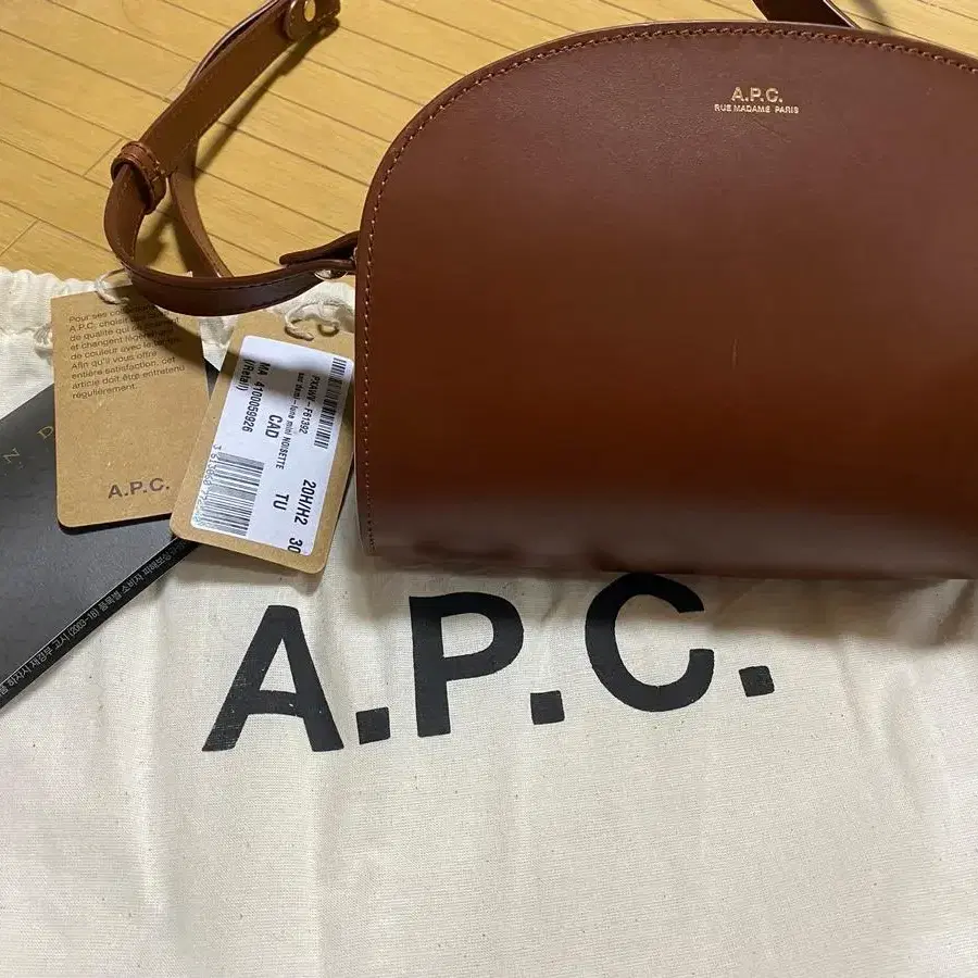 apc 아페쎄 하프문백 미니(브라운)