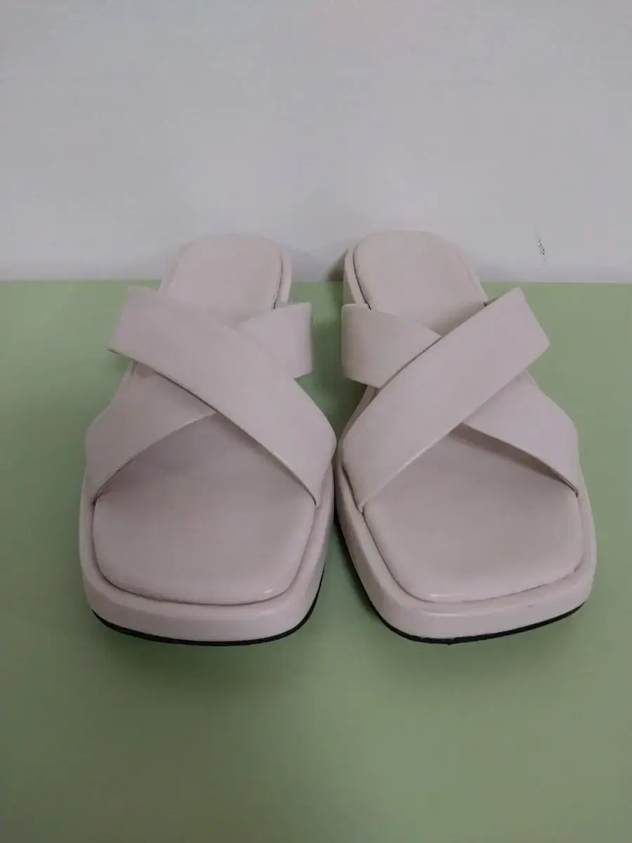 Women's Ranev Basic X Strap Slippers (240)