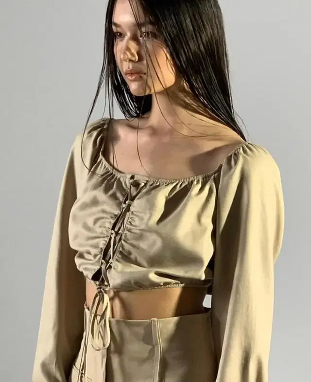 더오픈프로덕트 LACE UP SHIRRING BLOUSE, BEIGE