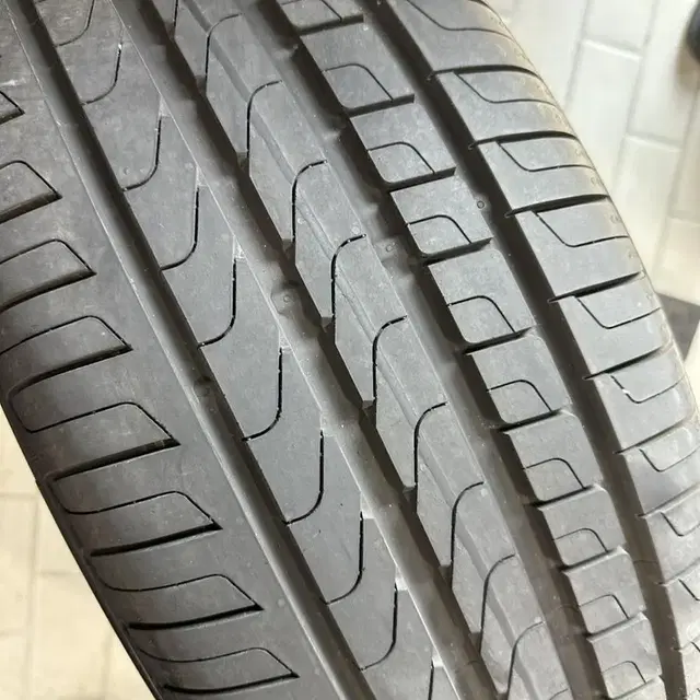 23년식 245/50R19 피렐리 신투라토 P7런플렛 타이어 판매합니다.