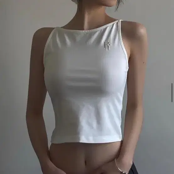 구해요) 런웨이티켓 슬리브리스 화이트 Slim sleeveless