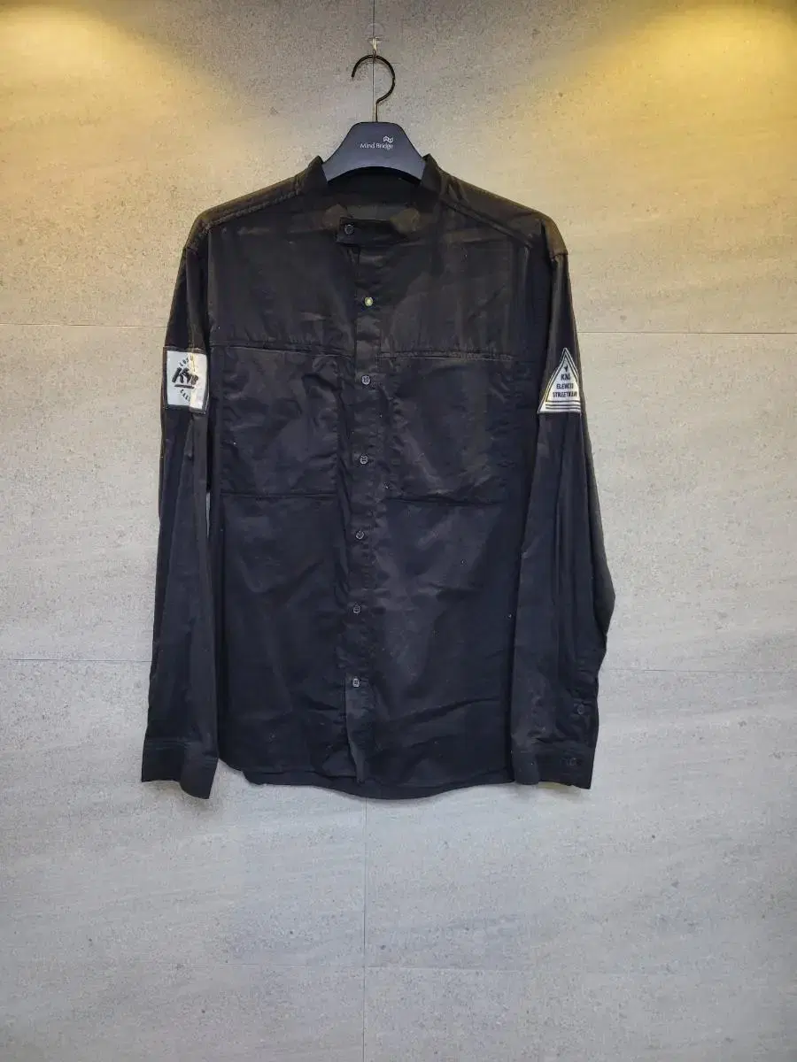 Round Neck! Black arm patch shirt!