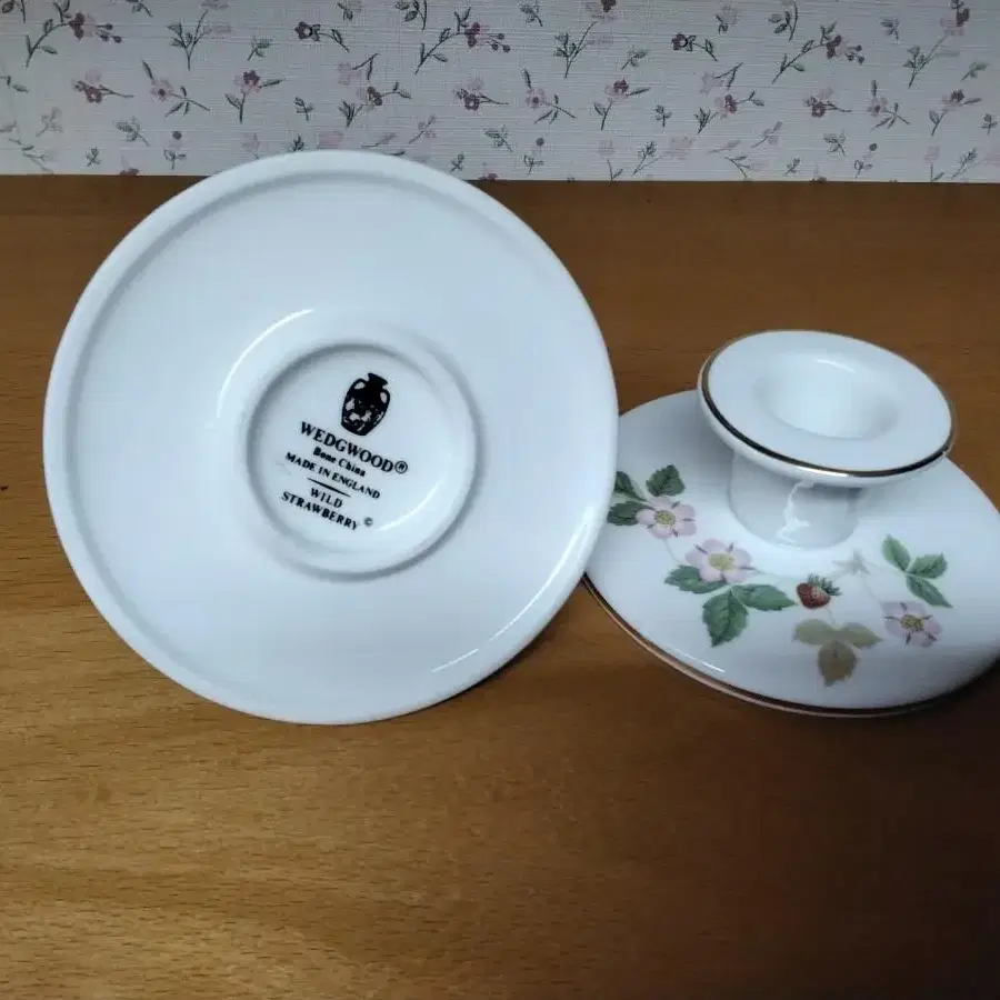 Wedgewood 와일드 스트로우베리 촛대와 냅프킨 홀더 (가격다운)