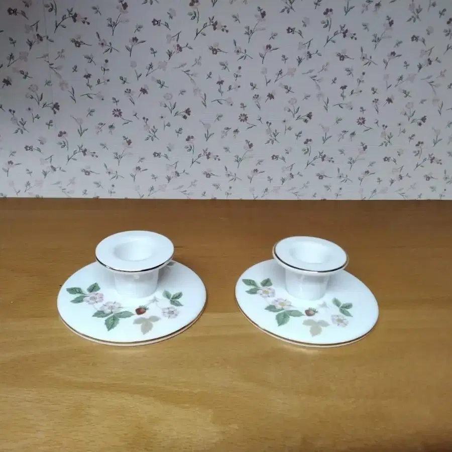 Wedgewood 와일드 스트로우베리 촛대와 냅프킨 홀더 (가격다운)