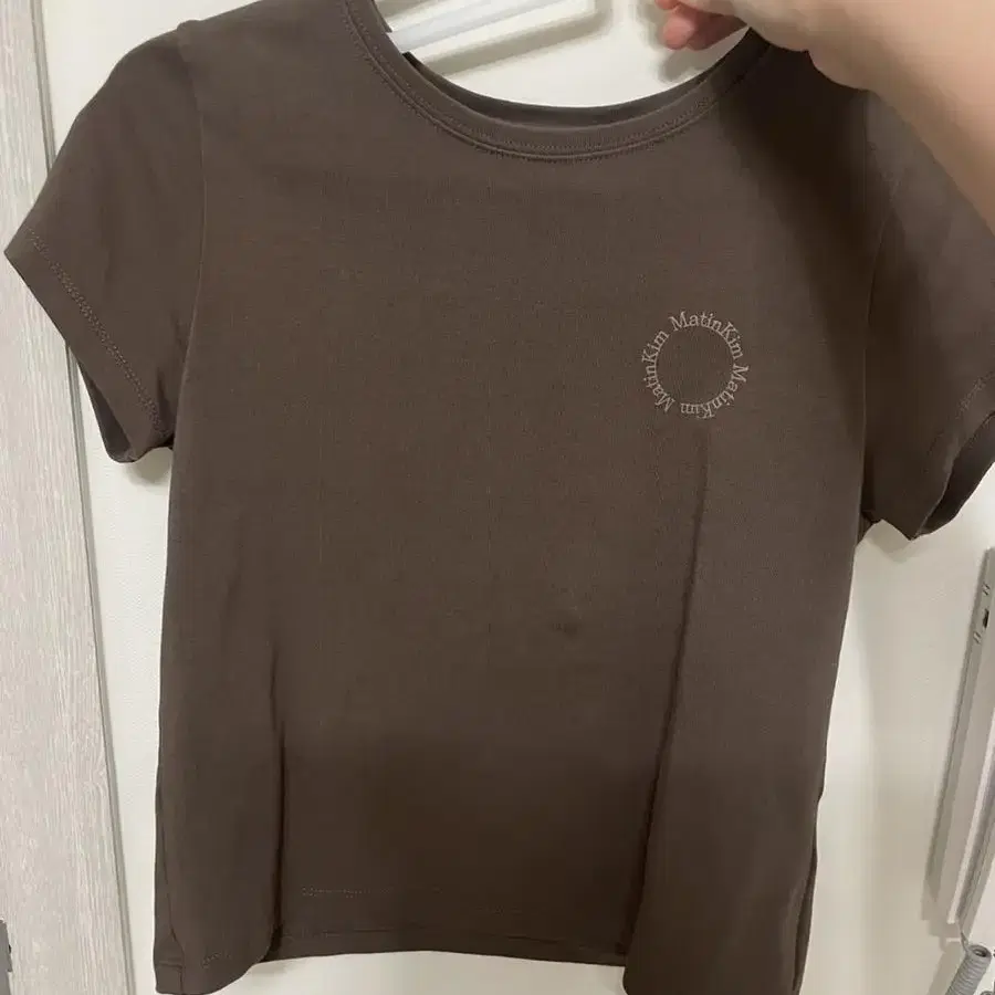 마뗑킴CIRCLE LOGO CROP TOP IN BROWN