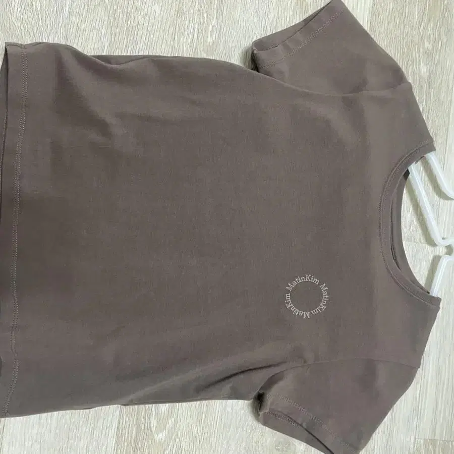 마뗑킴CIRCLE LOGO CROP TOP IN BROWN