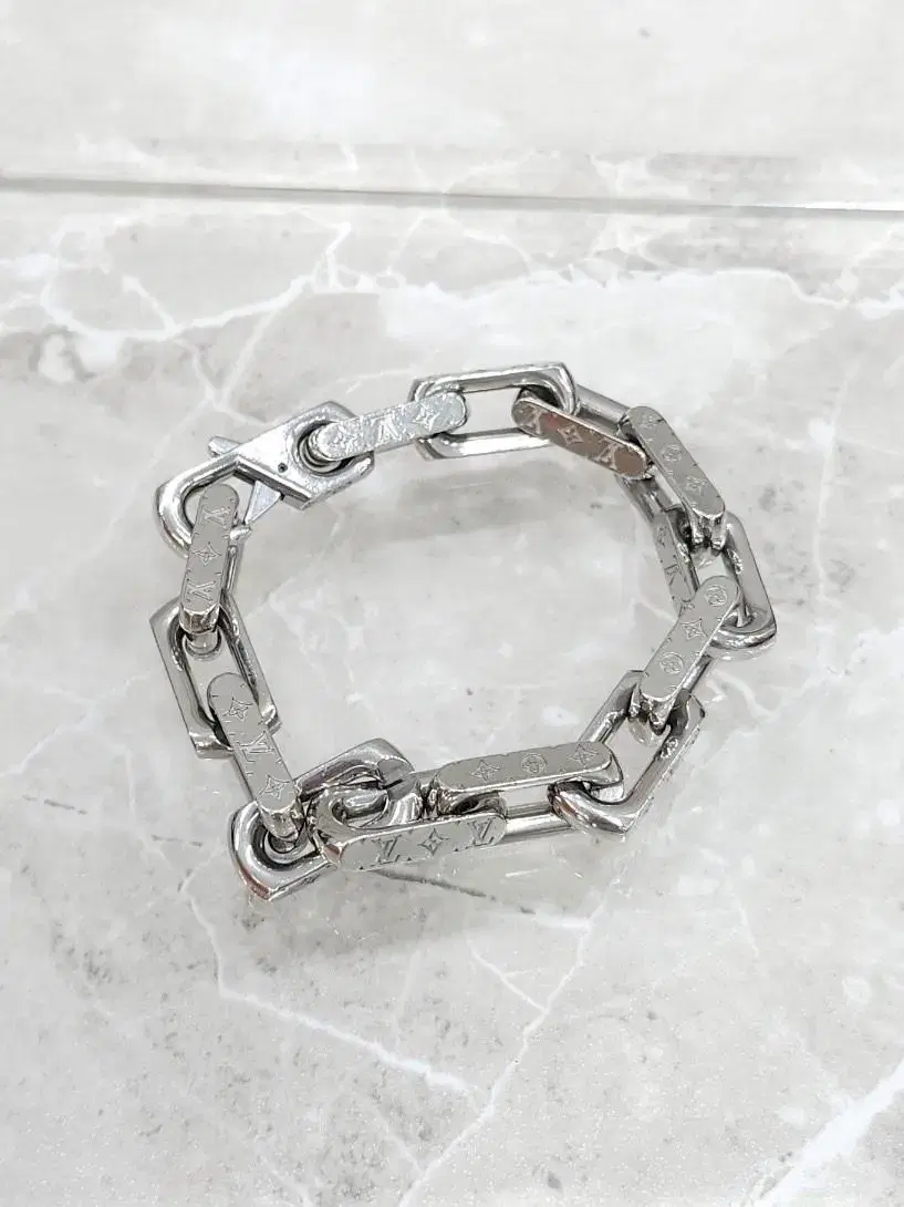 Louis Vuitton MONOGRAM Monogram Chain Bracelet (M00270, M00855) in 2023