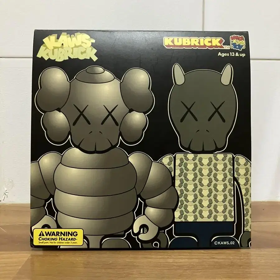 KAWS 카우스 큐브릭 버스정류장 3