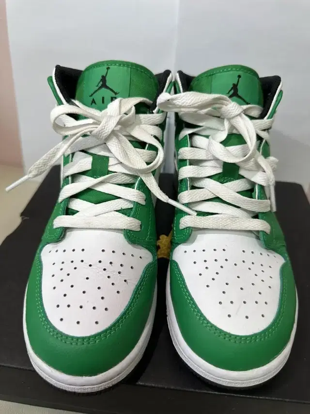 조던1 미드 럭키 그린 (Jordan 1 Mid Lucky Green)