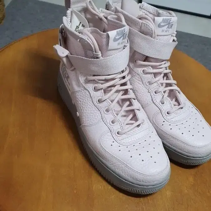 나이키 에어포스1 SF Air Force 1 Mid 실트스톤 레드