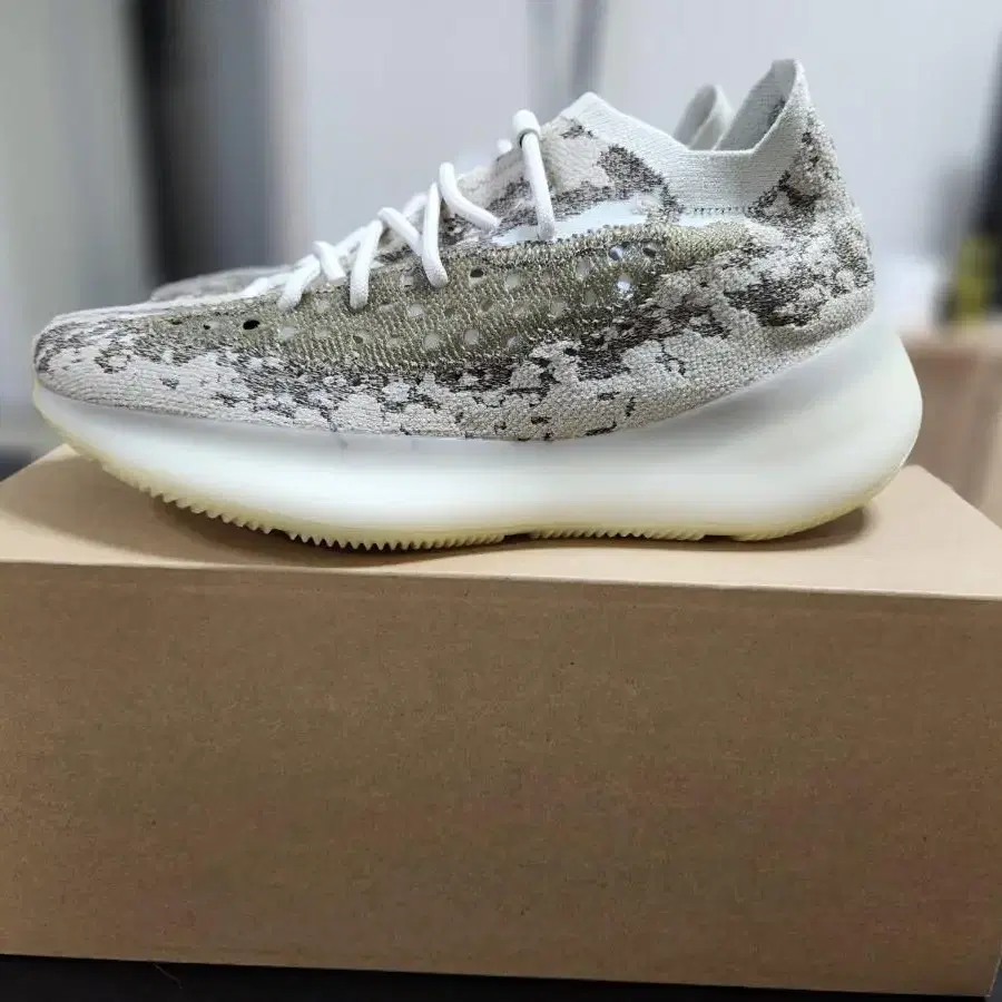 아디다스 이지 부스트 380 Yeezy Boost 380 Pyrite