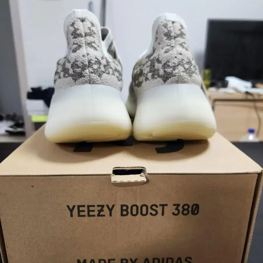 아디다스 이지 부스트 380 Yeezy Boost 380 Pyrite