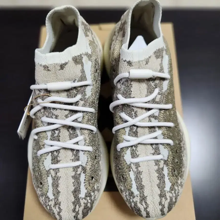 아디다스 이지 부스트 380 Yeezy Boost 380 Pyrite