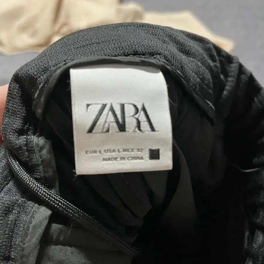 [ZARA] 자므플리세 바지