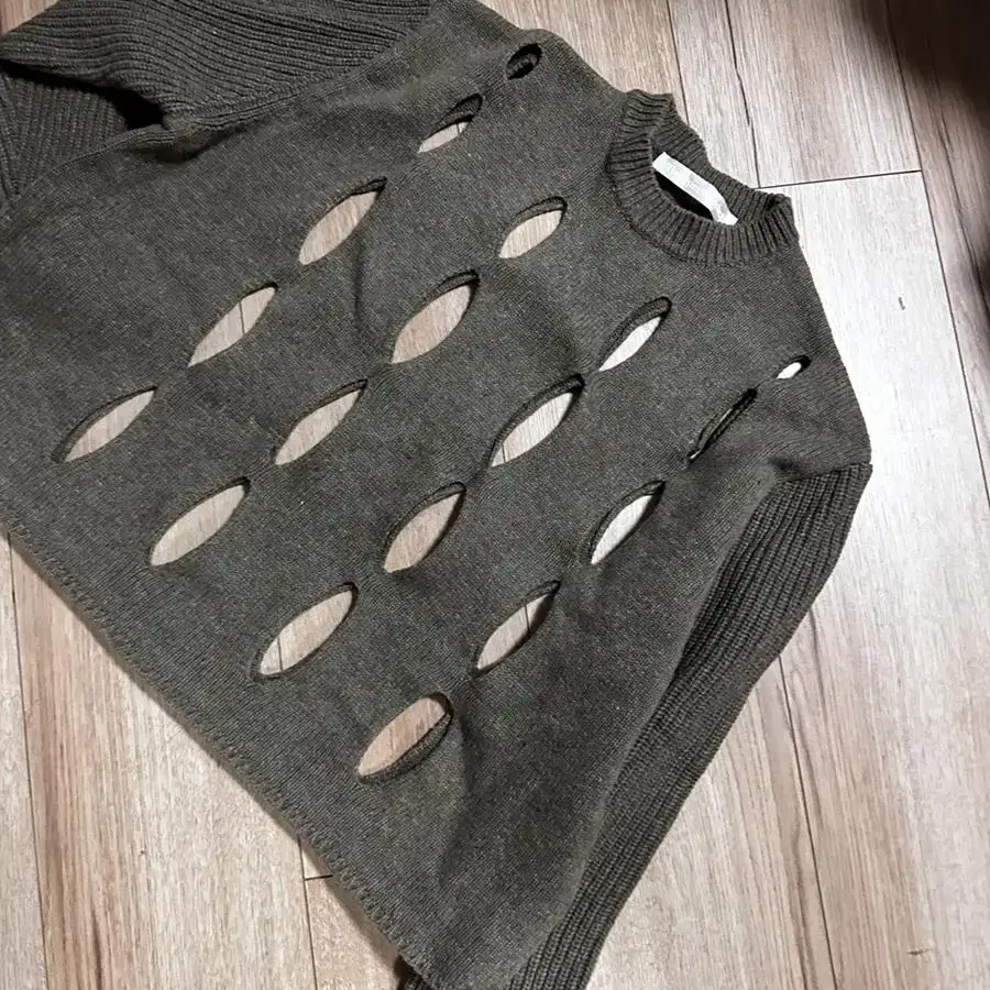 오픈와이와이 VERTICAL CUT-OUT KNIT TOP, KHAKI