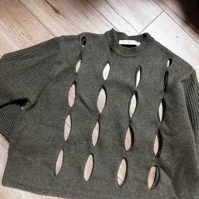 오픈와이와이 VERTICAL CUT-OUT KNIT TOP, KHAKI