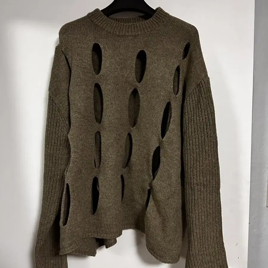 오픈와이와이 VERTICAL CUT-OUT KNIT TOP, KHAKI