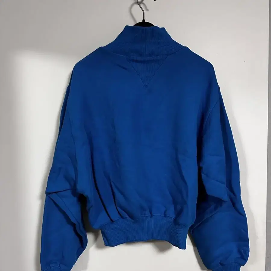 핸즈아이즈하트 High neck sweatshirt in blue